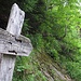 Die Beschilderung vom Forstweg weg ist rustikaler. Der Pfad ebenfalls.
