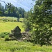 Zahlreiche verstreut liegende kleine Feldscheunen.