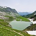 Nach der Rast Abstieg zum Teil über Schneefelder zu den Seen ... 