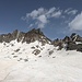Dal pianoro a q. 2800mt circa si risale il crinale sulla destra fino alla selletta a q. 2953mt.