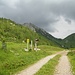 Schließlich erreichte ich den Schleimssattel. Gleich wird nach links der Pfad zur Montscheinspitze abzweigen, deren nördliche Ausläufer hinten zu sehen sind.