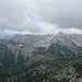 Blick von der Montscheinspitze nach Süden. In diese Richtung stieg ich anschließend ab, mein nächstes Zwischenziel ist das Plumsjoch, der kleine Berg rechts vorne.