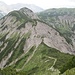 Jetzt wird der Weg einfacher, es geht durch die Montscheinsenke, und anschließend wieder hinauf zum nächsten kleineren Gipfel, dem Plumsjoch.