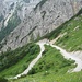 Vom Plumssattel hinunter zur Gernalm muss man auf dieser Piste gehen, die sich in vielen Windungen steil ins Tal hinunterzieht.