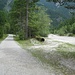 Jetzt muss ich noch eine Strecke dem Tal folgen, um wieder zum Start-Parkplatz zu gelangen. Ich gehe hier auf einer Piste links des Flussbetts, die Mautstraße ist rechts auf der anderen Seite. Das Flussbett ist völlig trocken, obwohl weiter oben lebhafte Zuflüsse herunterkommen, aber das Wasser versickert im porösen Kalkstein-Untergrund.