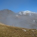 Der Hochkogel schält sich aus den Nebelschwaden (Zoom).