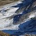 Wie ein Gletscher scheinen sich die mit Neuschnee überzuckerten Hänge ins Tal zu wälzen.