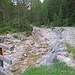 Kurz vor Casa d'Antruiles kommt aus dem gleichnamigen Tal der Bach heruntergesprudelt - es ist dies die letzte Wasserstelle während des heutigen Aufstiegs.