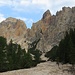 Ab jetzt wird es anstrengend: immer steiler geht es in das Tal hnein, auf die Felsmauern der Croda d'Antruiles zu. Die tief eingeschnittene Scharte ist die unzugängliche Forcella d'Antruiles.