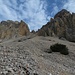 Steil und weglos ziehen die Geröllfelder hinauf zur unwegsamen Forcella d'Antruiles (2333 m); rechts daneben, ebenfalls unerschlossen, die Croda d'Antruiles (2405 m)..