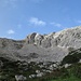 Die weitläufige Ciadin del Tae in einem etwa 180 Grad umfassenden Panorama. Der Anstieg verläuft von rechts nach links aufwärts unter den Felswänden in Bildmitte.