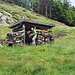 Dopo aver preso pioggia per 1h troviamo riparo sotto una legnaia, spostando alcuni tronchi riusciamo a ripararci tutti e quattro
