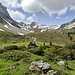 Eine alpine Landschaft unterhalb der Ela-Hütte. Dank der Schneefelder und blühenden Wiesen eine Idylle.