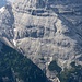 .... mit diesem gezoomten Ausschnitt vorstellen (vergrößern!): auffallend ist die mächtige Geröllschlucht, die am linken Bildrand ins Travenanzestal abfällt (sie ist, von der Mittelstation Ra Valles der Tofana-Seilbahn ausgehend in Form von Steig Nr. 407) begehbar.<br />Aber wenn man genau hinsieht, führen von dort Wegspuren hinüber zum rechten Bildrand. das letzte Teilstück der Cenghia Paolina, auf der man in vermutlich extrem anspruchsvoller Weise die Tofanen in halber Höhe umrunden kann.