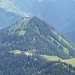 Blick hinunter vom Achseljoch zur Hochalm und zum Almkopf