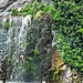(Künstlicher) Wasserfall an der Einfahrt von Ivrea