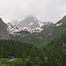 Blick bei Beginn des Aufstiegs nahe des Lucknerhauses: der Großglockner hat eine Wolkenhaube.