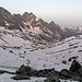 Rückblick von knapp 2700m ins Vernelatal. Unten der noch großteils schneebedeckte Bürgensee, links oben die Plattenhörner.