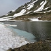 Chessisee. Der Schneestrand lädt sehr hartgesottene Wanderer zum Baden ein...