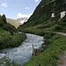 Nach der oberen Brücke wird der Weg endlich flach. Das Berghaus Vereina liegt knapp hinter dem Eck hinten.