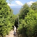 über Treppen geht es hinab zum Meer