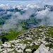 Blick zurück über den Rücken/Aufstieg des Hinterrugg... mit Tiefblick ins Toggenburg...