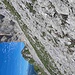 Abstieg nach Absteilstelle, unter diesen Felsen auf 2340hm nach rechts WSW queren