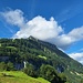 Das Gipfelziel noch in Quellwolken gehüllt. Bis  zur Alp Weid kann man sich auch hochgondeln lassen.