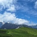 Nach einer Serpentinenpassage in einem grasigen Steilhang öffnet sich der Blick nach Südwesten