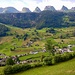 Vom Bodenberg öffnet sich der Blick zu den 7 Churfirsten..., in der Talsohle liegt Alt St. Johann...
