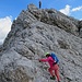 Typisches Bild und Erklärung warum es am Grat dauert: Mike wartet, Petra klettert, ich fotografiere. ;)