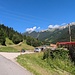 Der Forstweg und rechts der Pferdehof