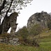 Burgreste (?) und eindrücklicher Fels: oberhalb Mund beim Mundstei