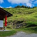 Vom rechten Hauseck des Hauptgebäudes ist bereits die Obere Schnappenalm in Sicht