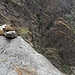 Umkehrpunkt auf ca. 590 m gemäss barometrischer Höhenmessung. Steinmännchen wie dieses zeigen den optimalen Verlauf durch die Trümmerhalde.