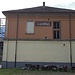 Das Bahnhofsgebäude von Cuzzago an der Novara-Linie von Osten gesehen.