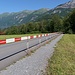 J'ai suivi cette barrière étrange sur presque un kilomètre. Il n'y a pas du tout de circulation sur la route, je me demande à quoi elle peut servir...