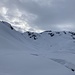 Blick in die natürliche Half-Pipe, welche Links am im Bild zumindest tiefsten Punkt des Kamms beginnt
