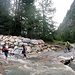 <b>Al ritorno la sorpresa è legata all’ingrossamento dei torrenti, che crea qualche difficoltà agli escursionisti, in particolare nel superamento di quello che si incontra ad 1 km dal rifugio. Qualcuno sceglie di guadare a piedi nudi il corso d’acqua, tenendo calze e scarponcini in mano. Noi decidiamo di aggirare il punto chiave e di oltrepassare le acque torrentizie in un luogo più a monte, aggrappandoci ai rami di un pino mugo caduto.<br /><img src="http://f.hikr.org/files/3940705k.jpg" /><br /><img src="http://f.hikr.org/files/3940706k.jpg" /><br />Il signore a piedi nudi aiuta la ciclista.</b>