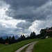 Gewitterstimmung in Gschwandt. Der Wind bläst schon, aber es hat noch gereicht für einen schnellen Cappuccino und den Runterweg zum P.