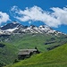 Links die dunkle Pyramide des Fanellhorns 
