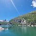 Stausee Zerfreila - viele Bäche stürzen recherhand über die Fruntalp in den See