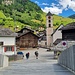 Vals von der 2009 erstellten Dorfbrücke aus. Die Brücke ist als vorgespannte, gewölbte Trogbrücke konzipiert mit Valser Gneis an den Seitenwänden.