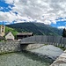 Die vom Ingenieurbüro Conzett Bronzini Partner aus Chur projektierte Brücke über den Valser Rhein. Die beidseitige Einbindung in die Widerlager vermag ästhetisch nicht zu überzeugen.