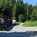 Es geht am Hofladen Schweb vorbei in den Wald