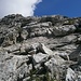 Ein mit Stahlseilen gesicherter Steig führt zum Gipfel.