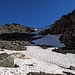 Über die schattigen Schneefelder ging ich in die Mulde zwischen Haupt- und Ostgipfel