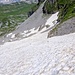 Aufstieg über das Schneefeld, Skip (weit unten) als kleiner Punkt der musste einem Stein nachspringen