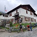 <b>Al Rifugio Solena (1955 m) vediamo decine di motociclette, nonché auto e naturalmente mtb. Suppongo che sia uno dei ristoranti più frequentati della valle. </b>