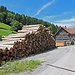 viel Holz vor der Hütten